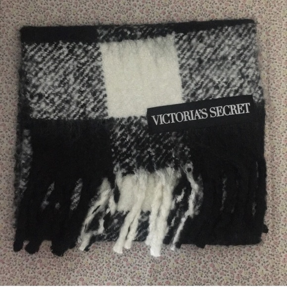 Victoria’s Secret Plush Scarf - Picture 4 of 5